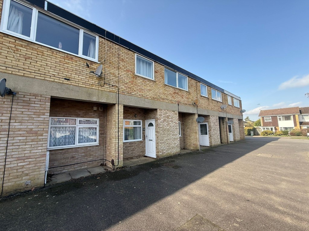 Lot: 17 - FREEHOLD GROUND RENT INVESTMENT - Front view of maisonettes at Danvers Croft